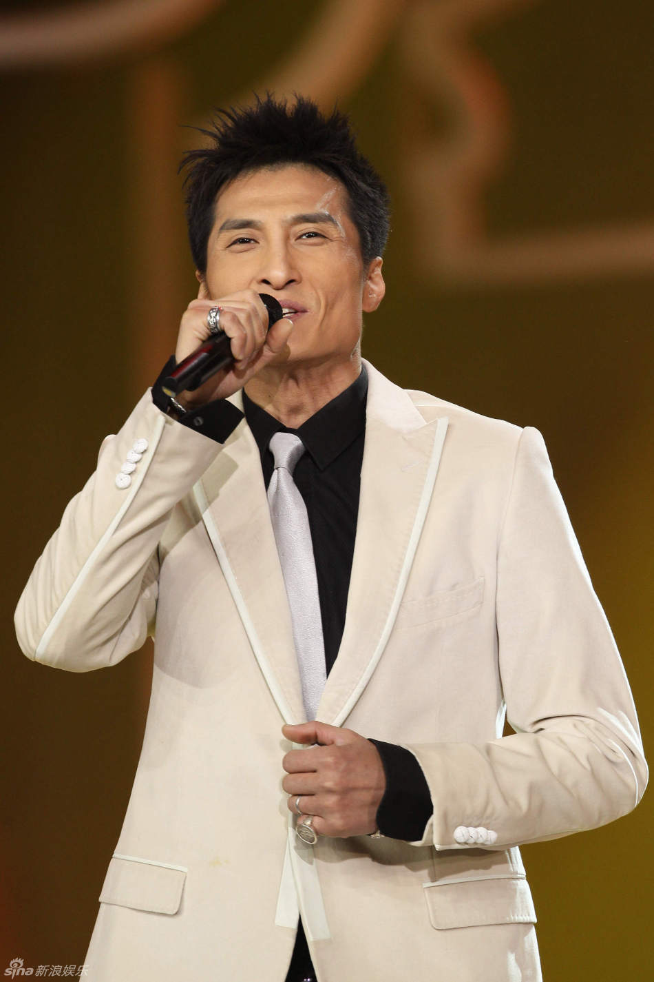 胡东亮相演唱 支持   键翻阅图片 列表查看 大图 全屏观看 2012.01.