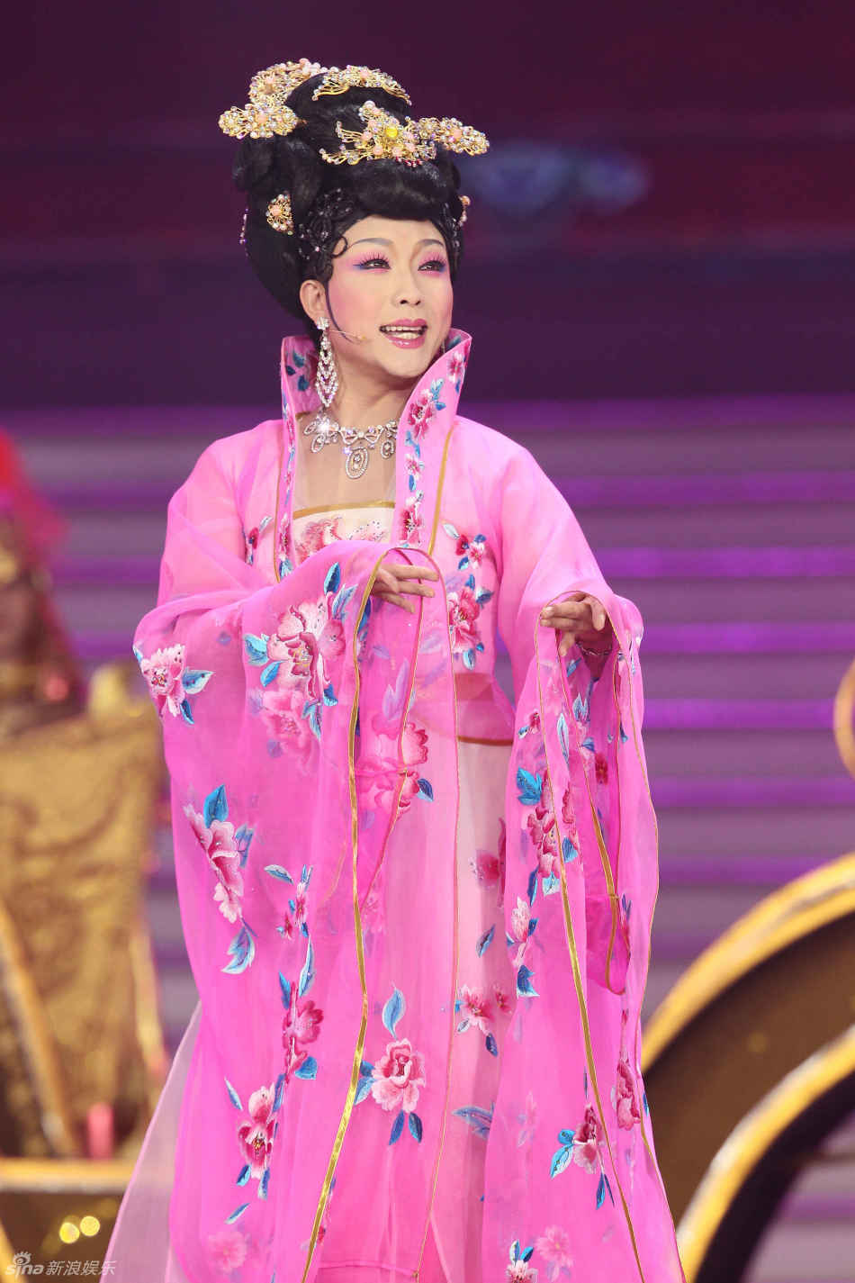 组图 李玉刚亮相安徽春晚反串献唱 梨花颂