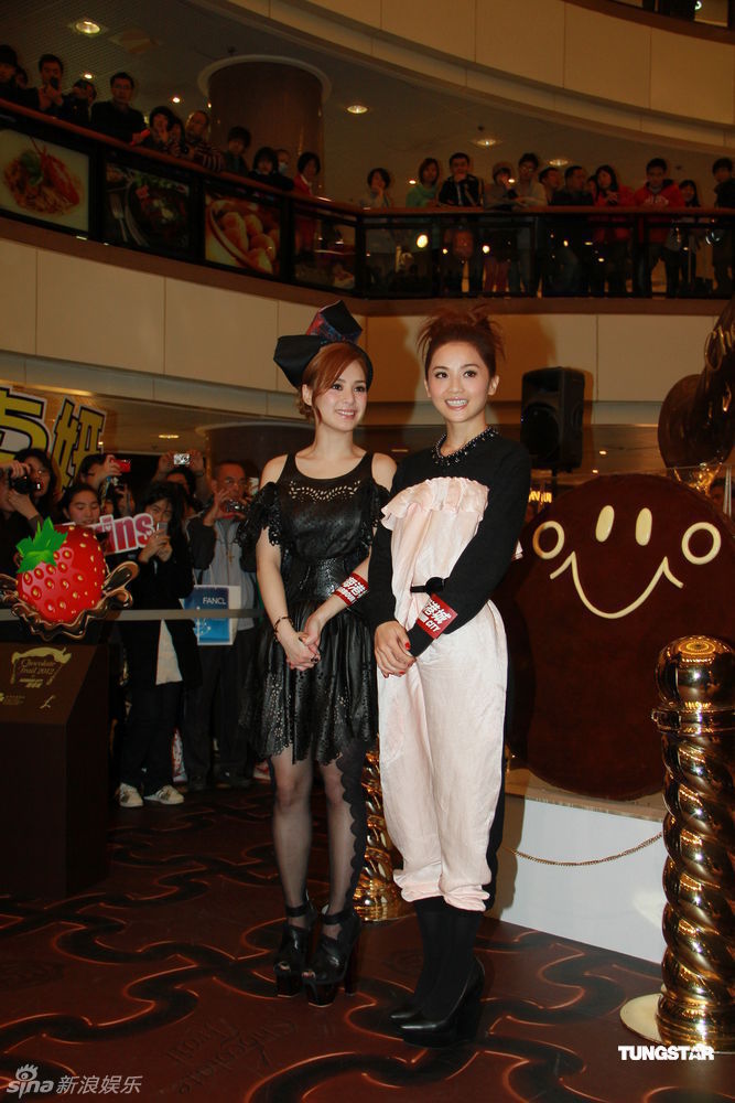 猜你喜欢 28 / 41 新浪娱乐讯 1月18日,twins出席活动,透露工作密集