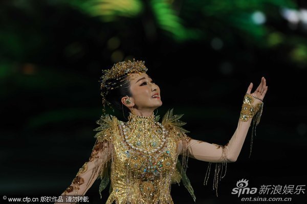 萨顶顶亮相春晚独唱《万物生》