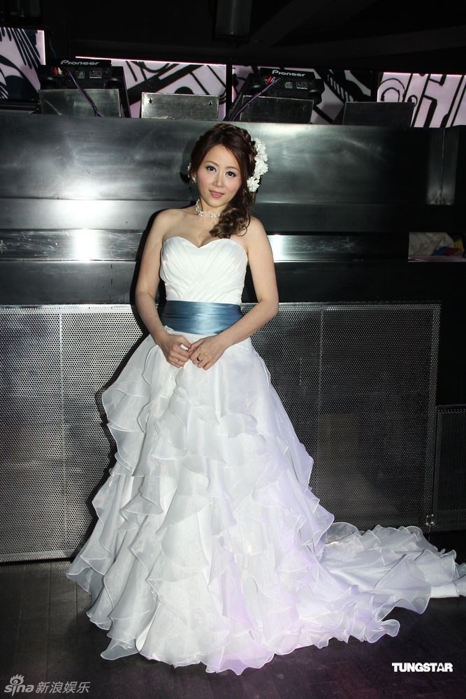 香港演员姚乐怡穿婚纱公布结婚喜讯