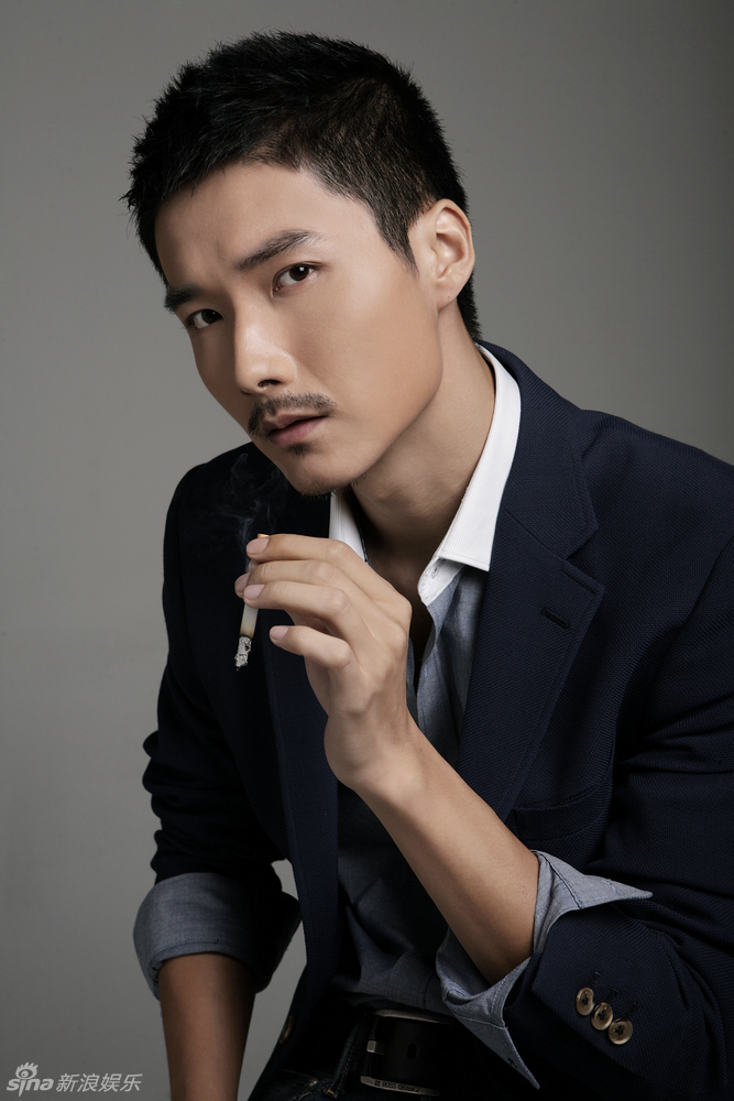 李泰拍蓄须写真