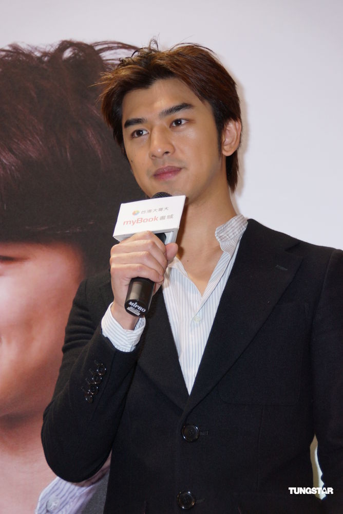 新浪娱乐讯 陈柏霖以帅气短发造型现身台北国际书展.