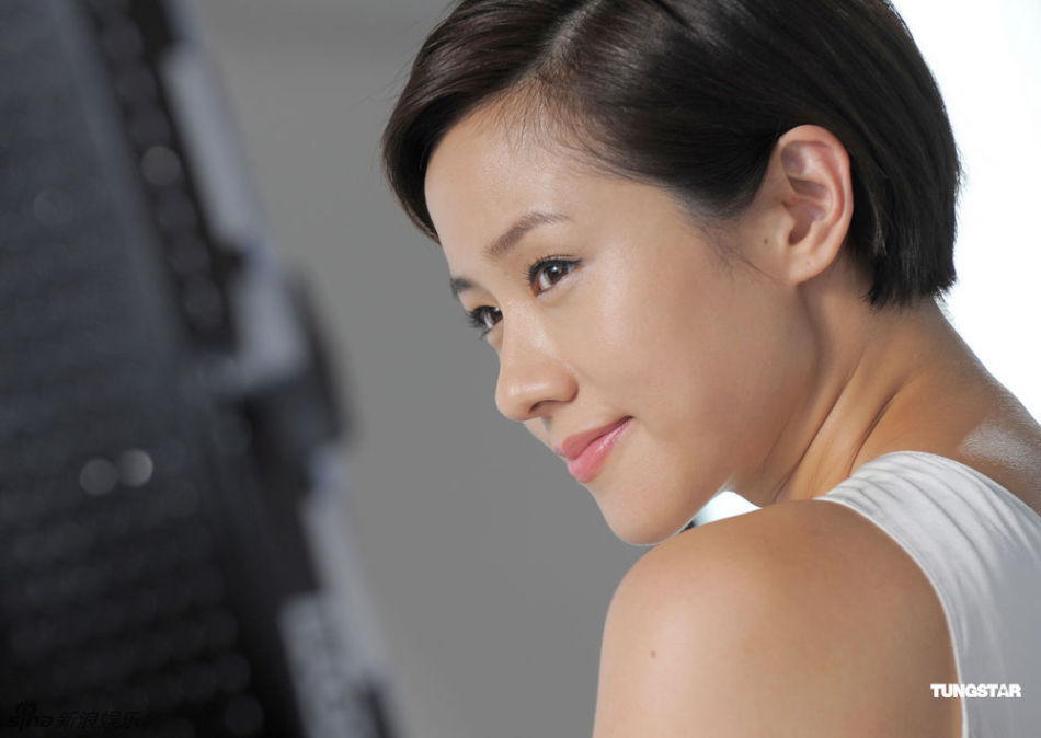 林嘉欣产后复工甜美依旧