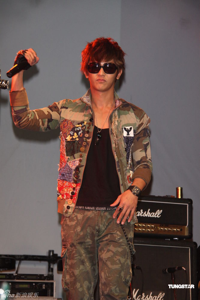 新浪娱乐讯 东城卫乐团中吉他手"脩"及鼓手"冥"两位成员2月底将入伍