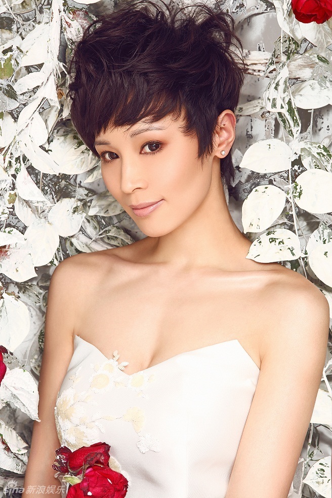 组图:石小群演绎雪与玫瑰的交织的单身情人节_高清图集_新浪网