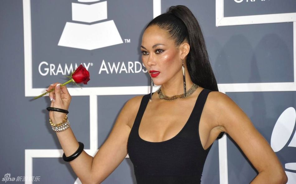 名模sade手拿玫瑰花