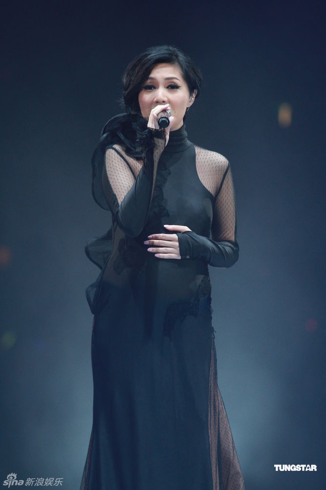 组图:黄伟文作品展落幕 陈奕迅何韵诗台上激吻_高清图集_新浪网