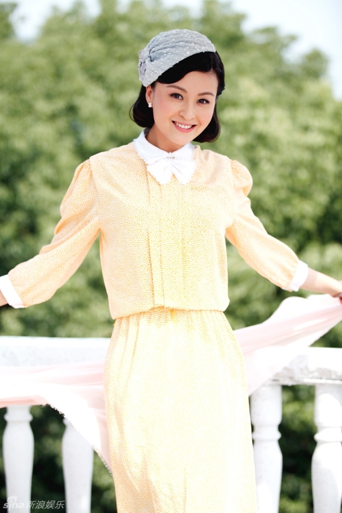 新浪娱乐讯 戴娇倩日前推出一组最新写真,写真中一袭古典的连衣裙