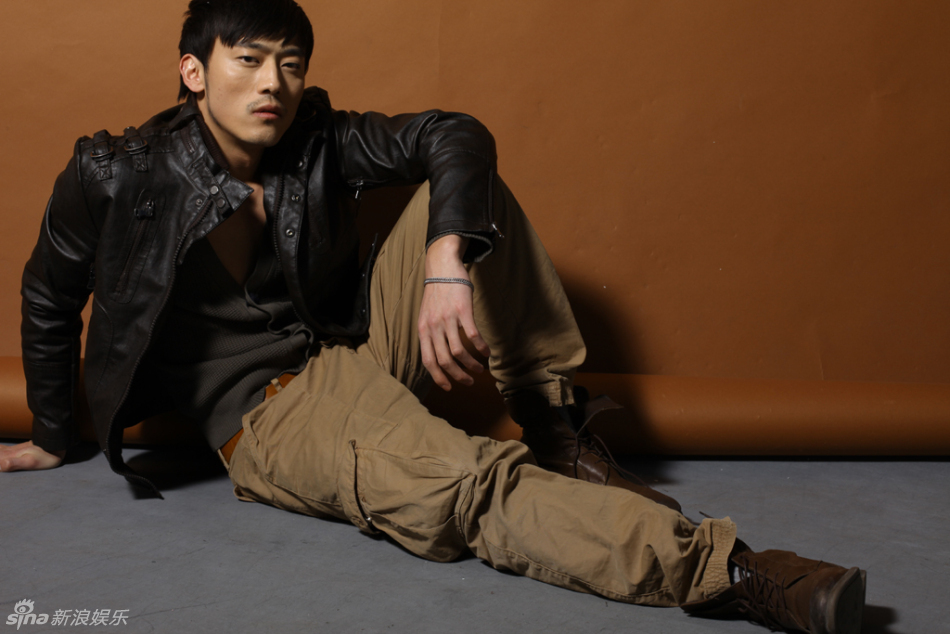 组图:刘一最新写真曝光 痞子型男秀性感胸肌_高清图集_新浪网