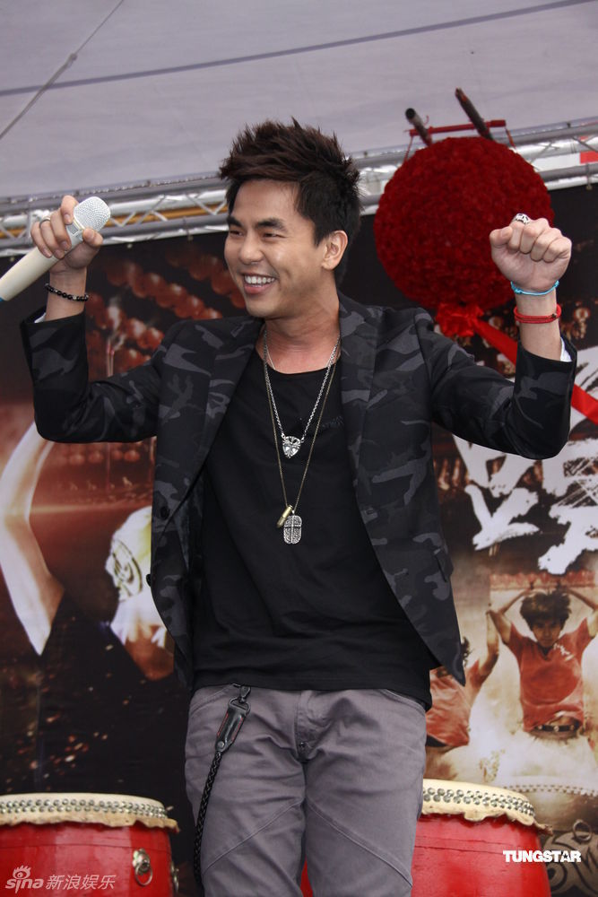 柯有伦助阵电影《阵头》答谢签唱会