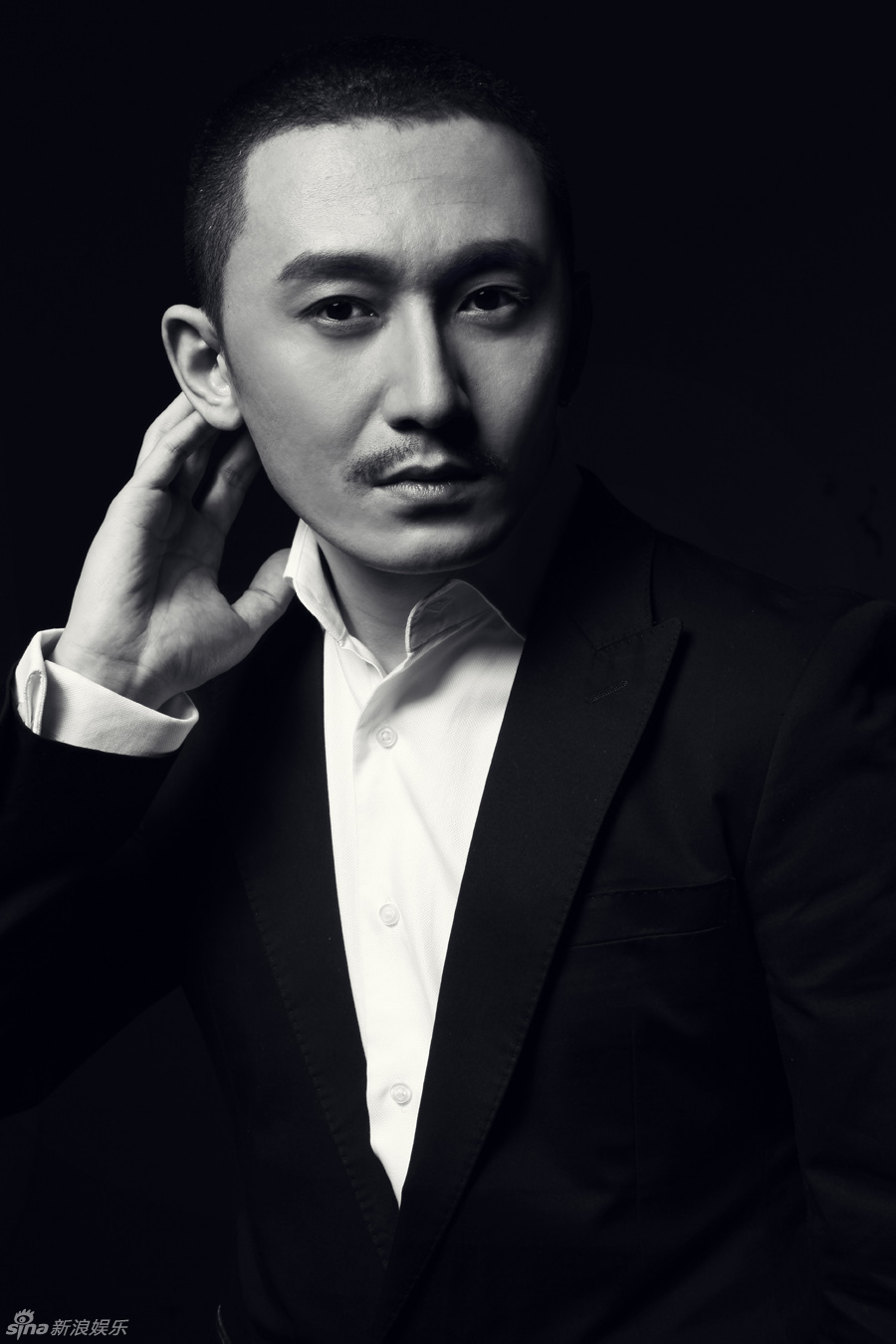 陈昊黑白写真魅惑绅士展型男本色