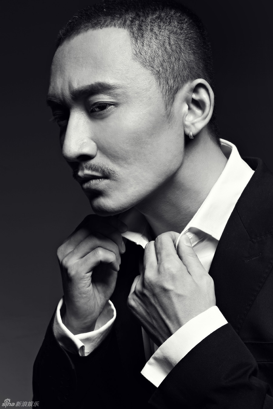 陈昊黑白写真 魅惑绅士展型男本色