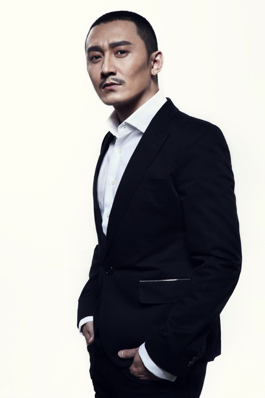 陈昊黑白写真 魅惑绅士展型男本色