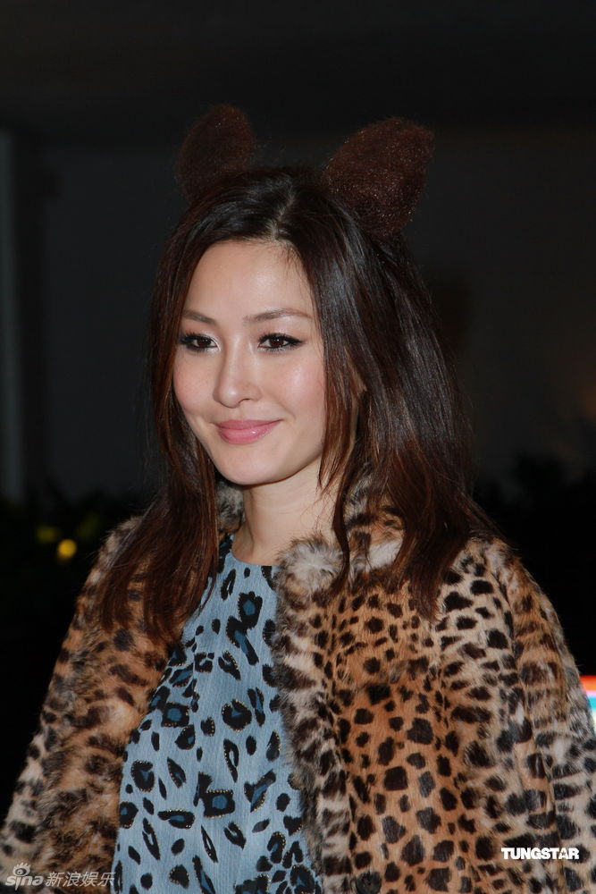 钟镇涛生日携女亮相派对 谭咏麟叶童现身