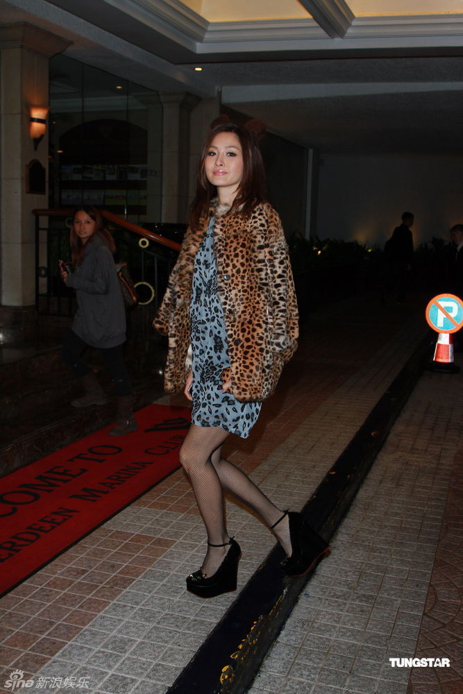 钟镇涛生日携女亮相派对 谭咏麟叶童现身