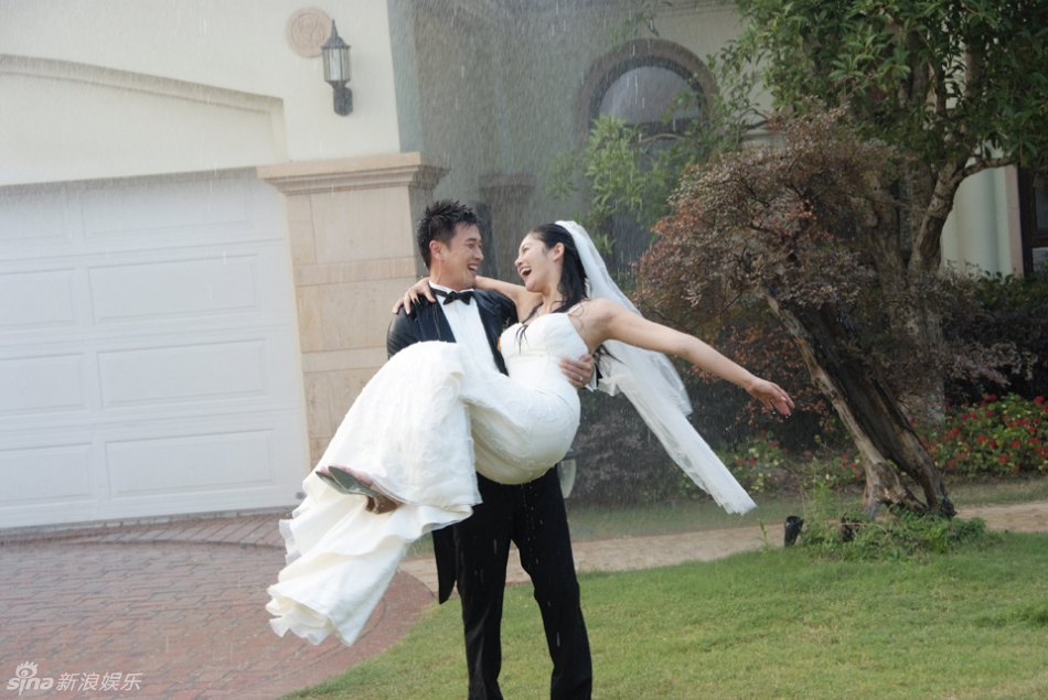 组图:《亲爱的回家》蒋毅于娜雨中婚礼唯美_高清图集_新浪网