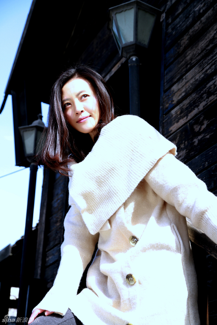 新浪娱乐讯 近日,演员于小磊拍摄了一组户外写真.