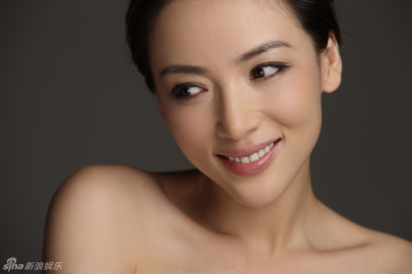 叶倩云表情魅惑