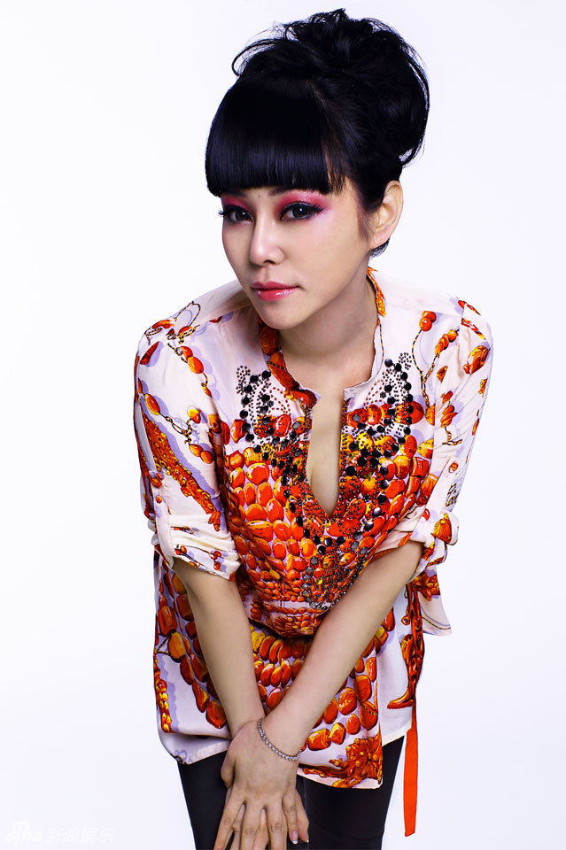 近日歌手石梅发布一组为配合专辑《追爱》发行而拍摄的早春写真,时而