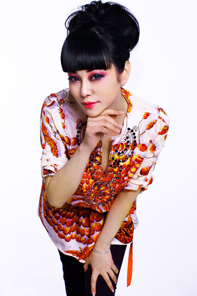 近日歌手石梅发布一组为配合专辑《追爱》发行而拍摄的早春写真,时而