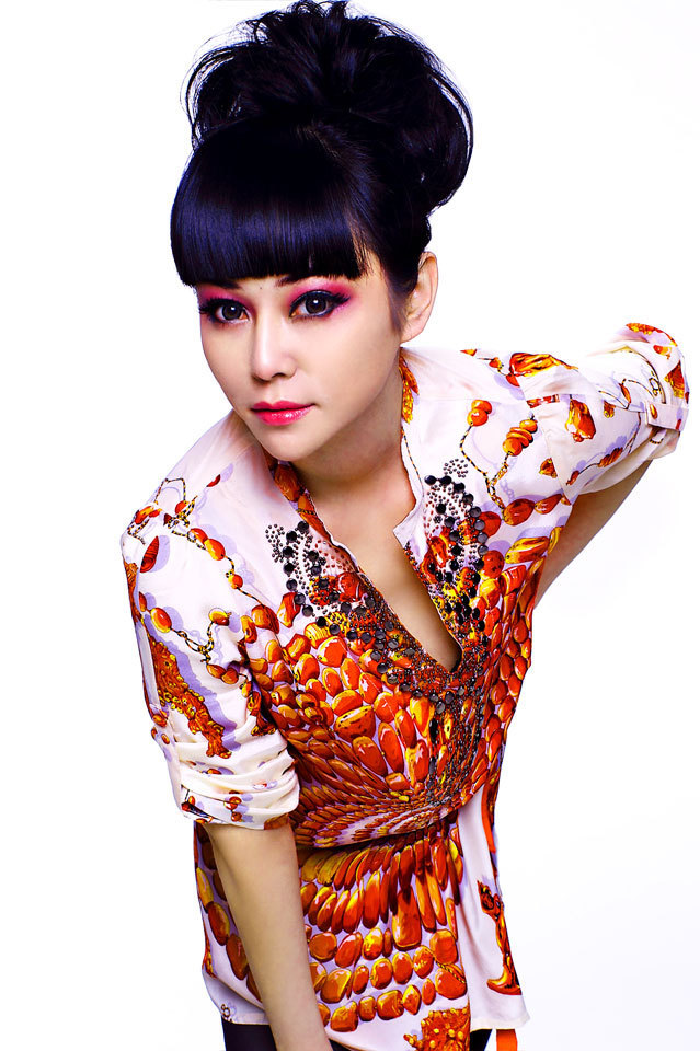 近日歌手石梅发布一组为配合专辑《追爱》发行而拍摄的早春写真,时而