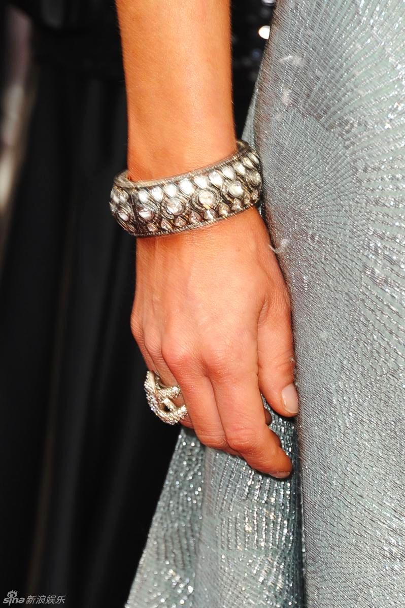 劳拉-斯宾塞银色压花礼服尽显熟女味