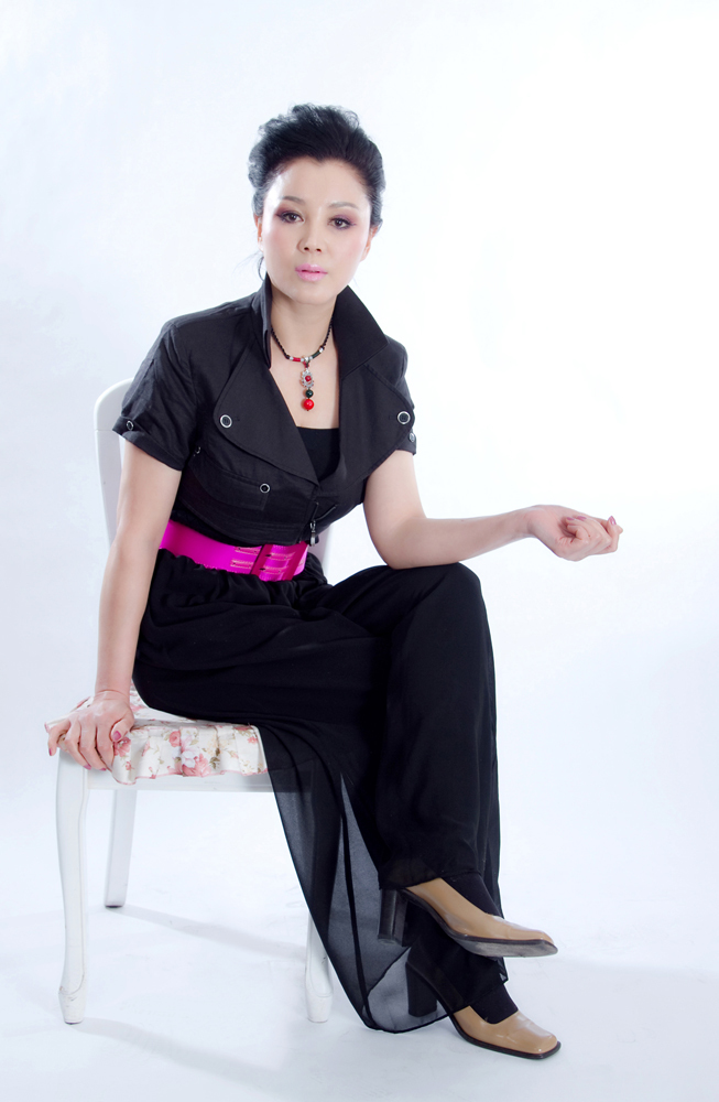 于小慧新写真彰显高贵风韵