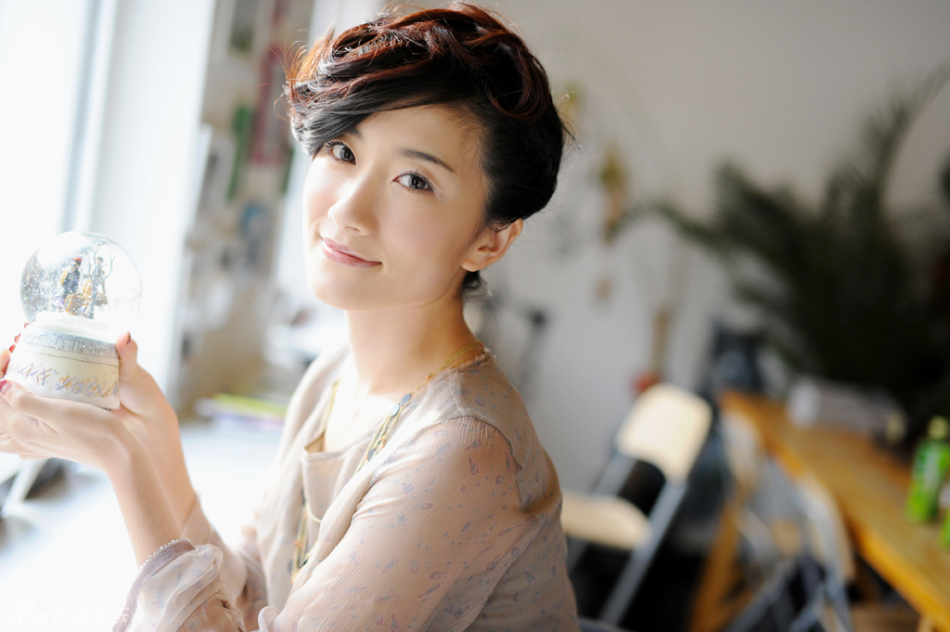 白茹展知性熟女气质