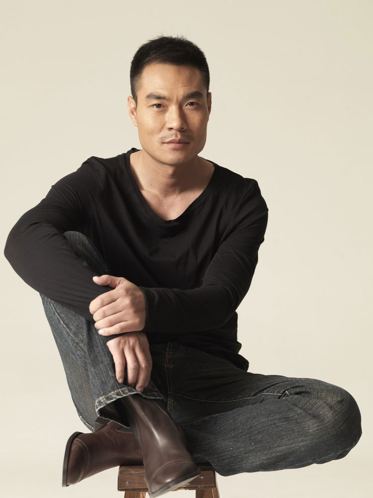 剧《大营救》中挑梁出演多面特工的青年演员李君峰推出一套全新写真