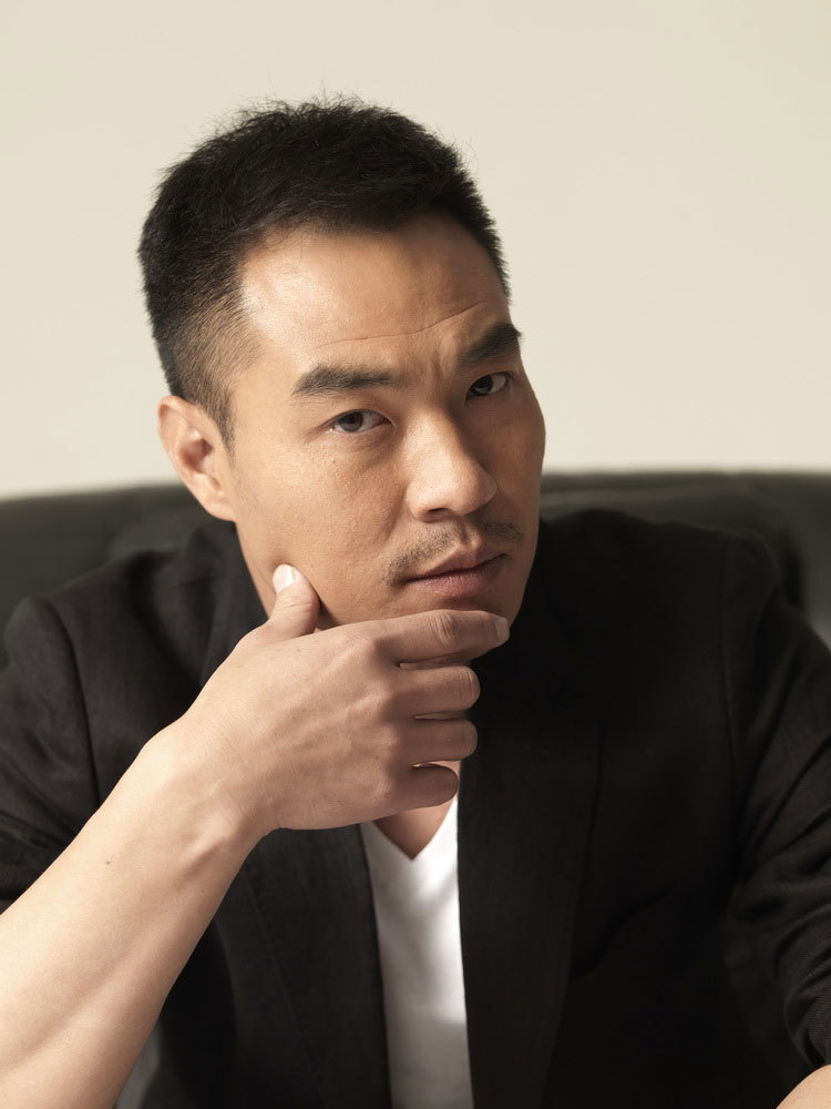 剧《大营救》中挑梁出演多面特工的青年演员李君峰推出一套全新写真