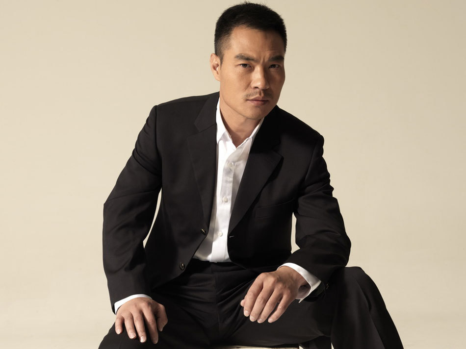 剧《大营救》中挑梁出演多面特工的青年演员李君峰推出一套全新写真