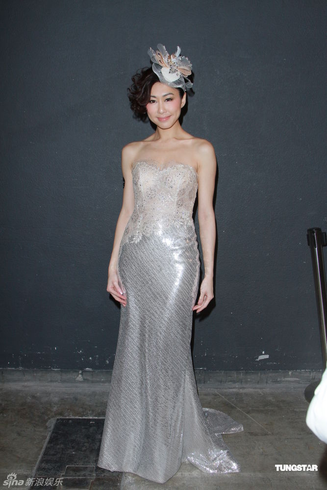 胡定欣亮相婚纱秀