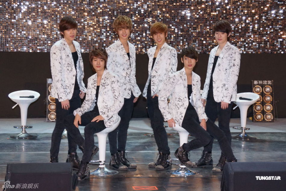 新浪娱乐讯 韩国新生男团boyfriend17日在台湾举行第一次媒体见面会.