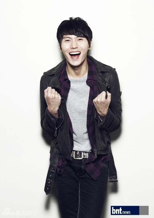 在热播剧《月亮怀抱太阳》中,宋在熙扮演许炎一角