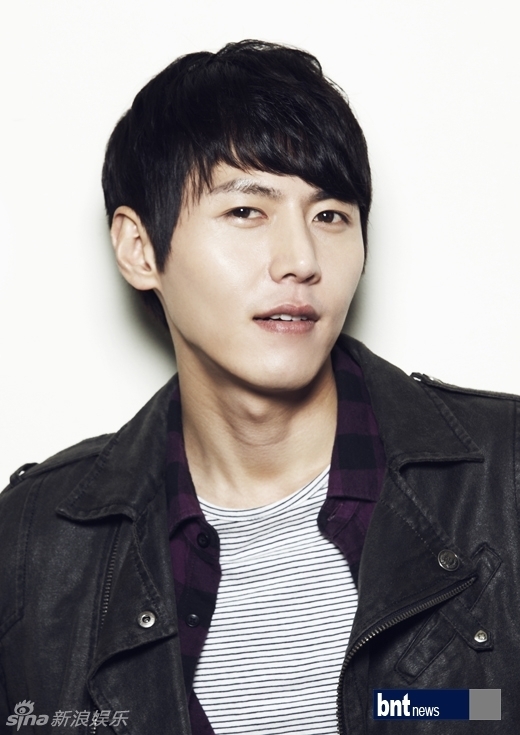 在热播剧《月亮怀抱太阳》中,宋在熙扮演许炎一角