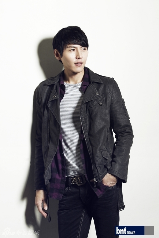 在热播剧《月亮怀抱太阳》中,宋在熙扮演许炎一角