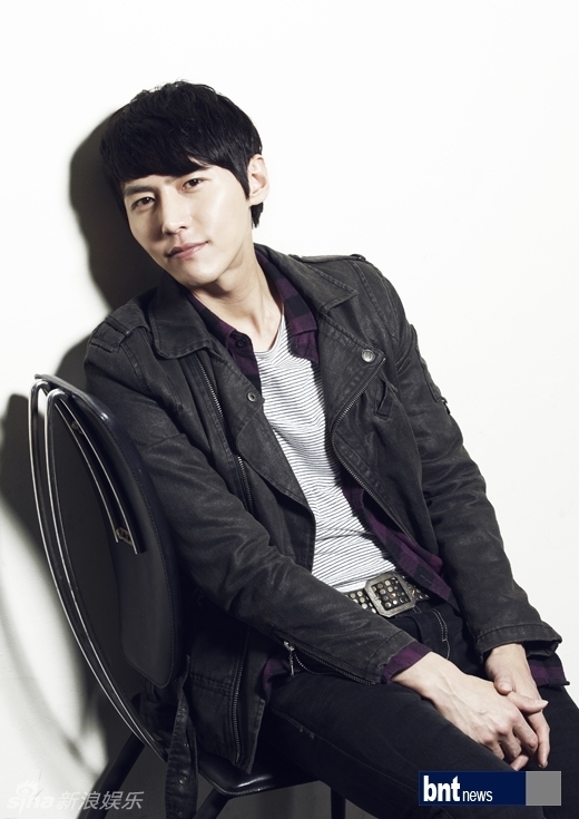 在热播剧《月亮怀抱太阳》中,宋在熙扮演许炎一角