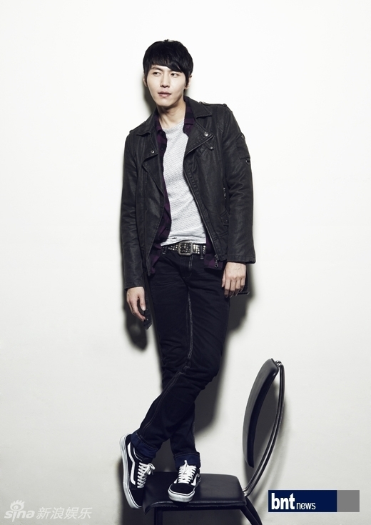 在热播剧《月亮怀抱太阳》中,宋在熙扮演许炎一角