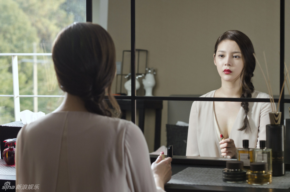 高清组图:韩片《奸待男》剧照公开朴诗妍展事业线_高清图集_新浪网