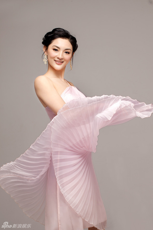 新浪娱乐讯 在电视剧《山楂树之恋》中崭露头角的孙璐日前拍摄一组