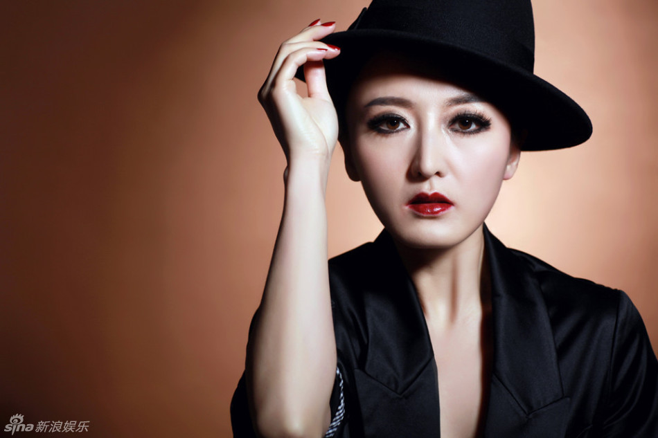 何晴中性风写真性感妩媚