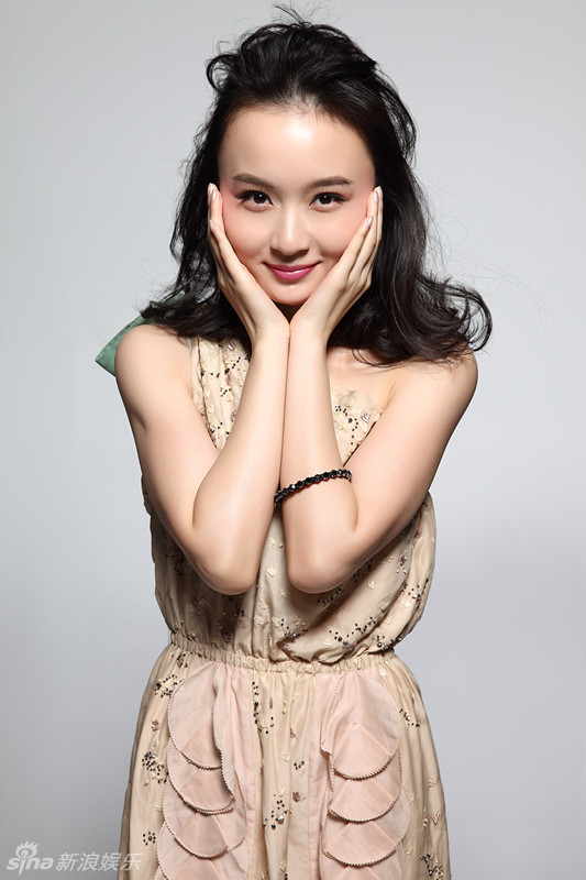 组图:葛晓凤大秀香肩 唯美演绎清新小女人