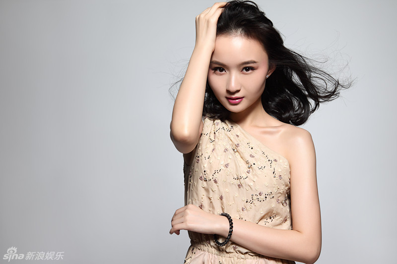 组图:葛晓凤大秀香肩 唯美演绎清新小女人