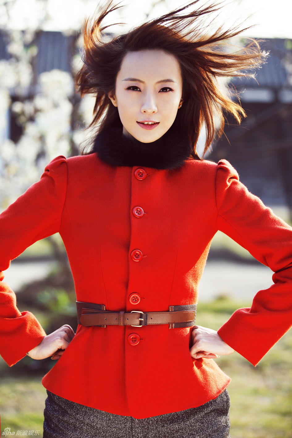 组图:韩晓红色质感写真展温暖笑容_高清图集_新浪网