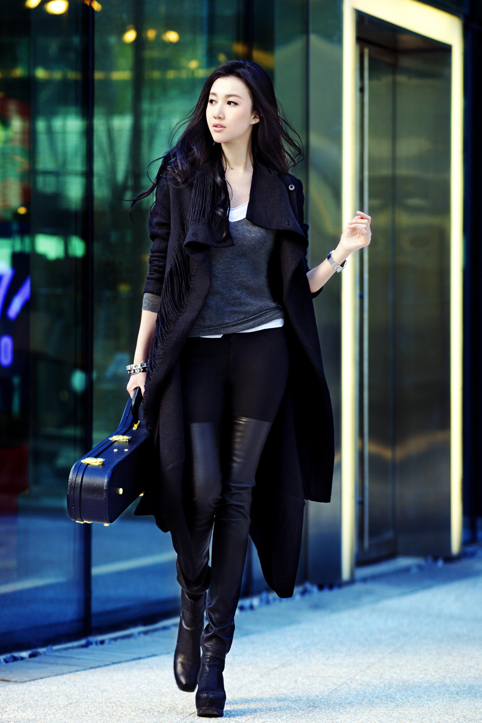 高清组图:韩雯雯街拍look 黑色大衣搭配潮裤_高清图集_新浪网