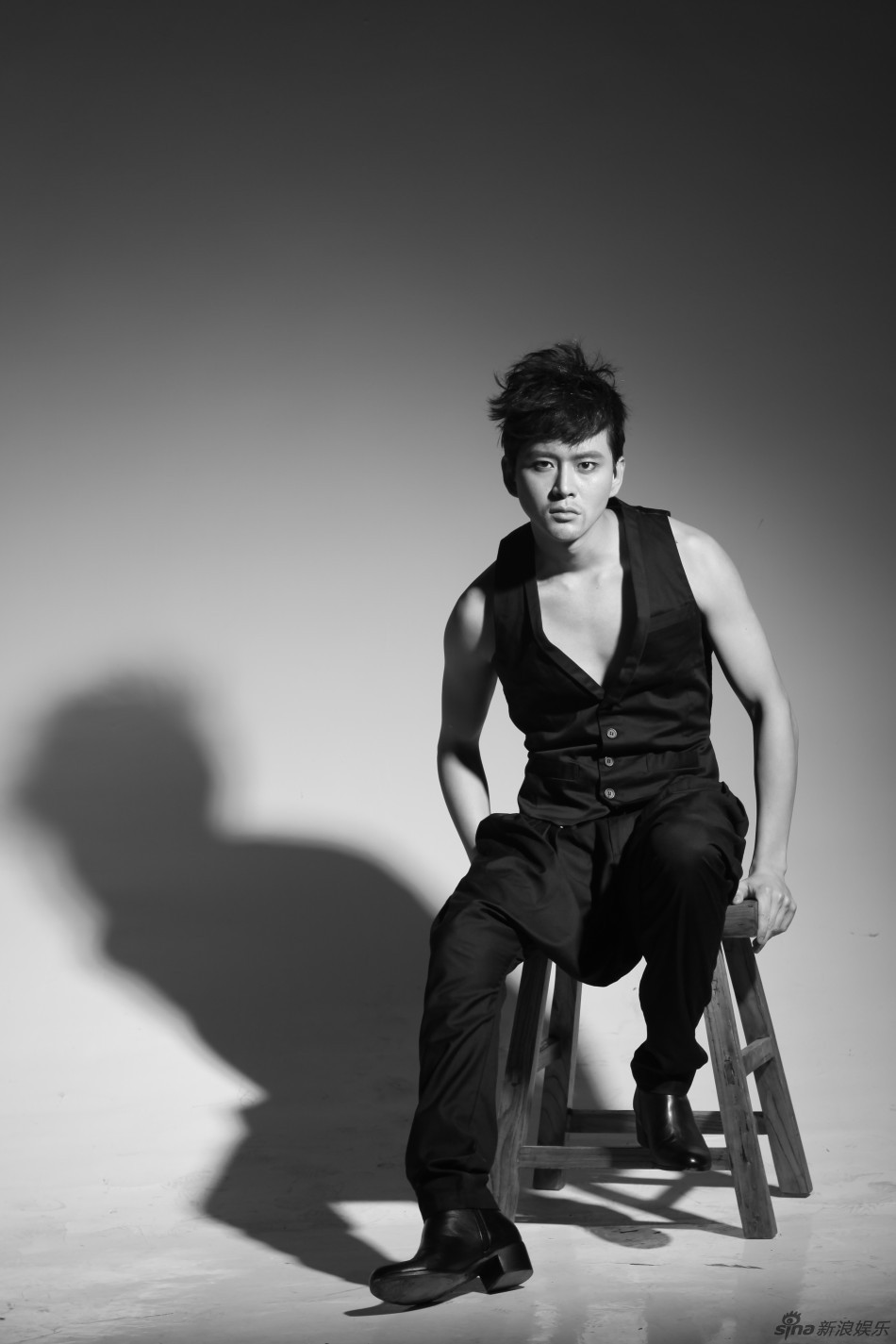 组图:黄明写真变身痞子男 烟熏妆大玩颓废风_高清图集_新浪网