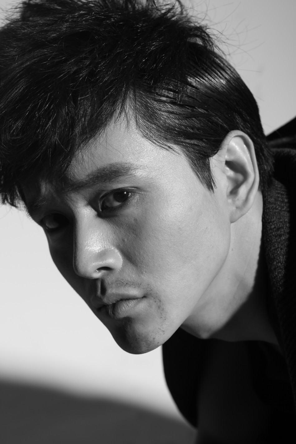 组图:黄明写真变身痞子男 烟熏妆大玩颓废风_高清图集_新浪网