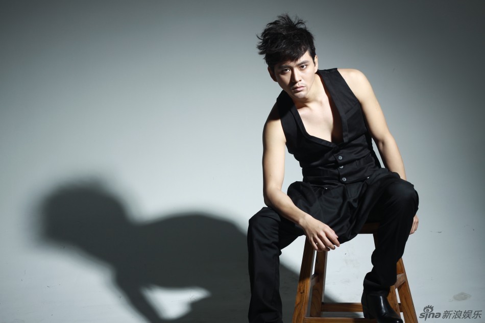 组图:黄明写真变身痞子男 烟熏妆大玩颓废风_高清图集_新浪网