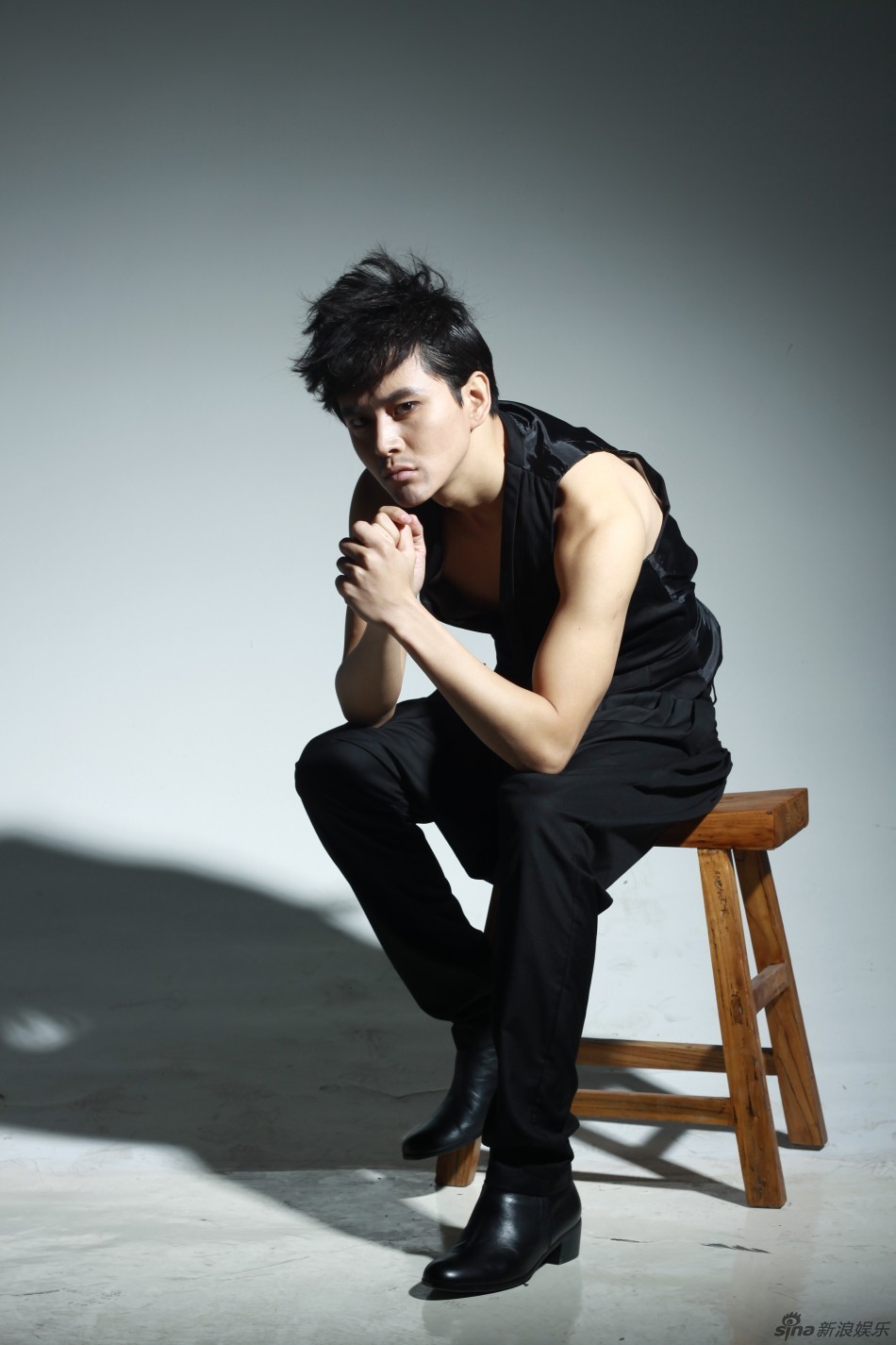 组图:黄明写真变身痞子男 烟熏妆大玩颓废风_高清图集_新浪网